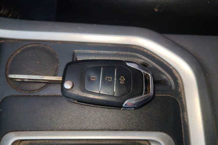 Used SAIC MAXUS T70 2020 2.0T Gasoline Automatic Two-Wheel Drive Comfort Edition Standard Cab High Ground Clearance Vehicle Key