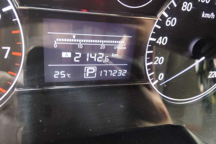 Used Nissan Tiida 2011 1.6L CVT Smart Version Odometer Close Up