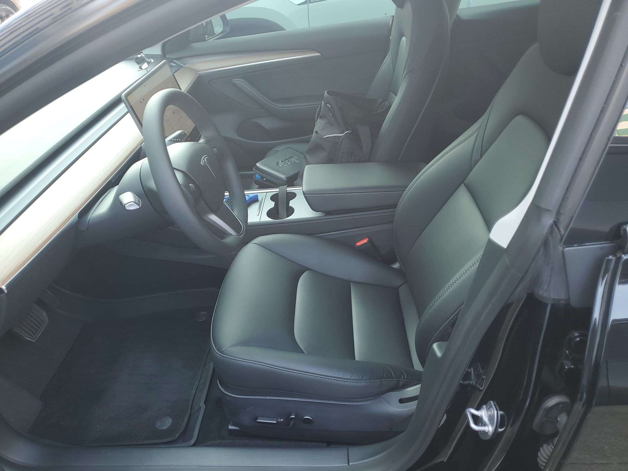 Переднее сиденье в автомобиле