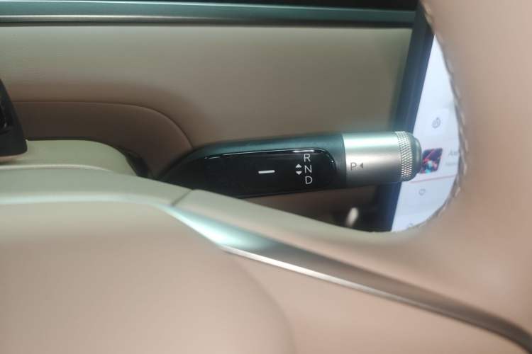 Used ONVO Luxeed L90 2025 Model—Ultra Six-Seater Version Gear Lever