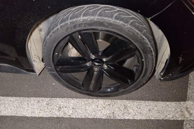 Used Ford Mustang  Right Front Wheel Hub