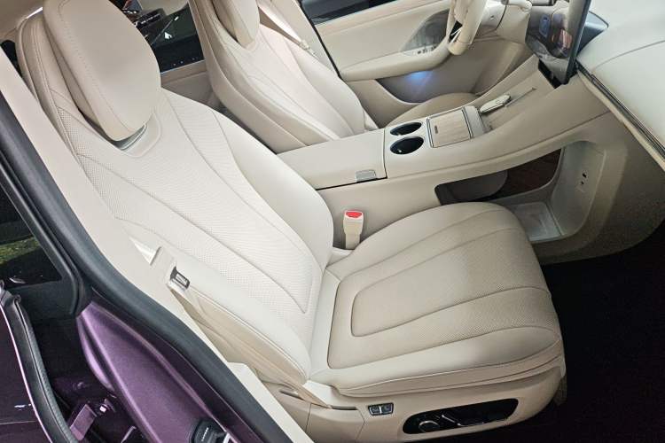 Used Hima Luxeed R7 2024 All-Electric 736 km Ultra Right Front Seat