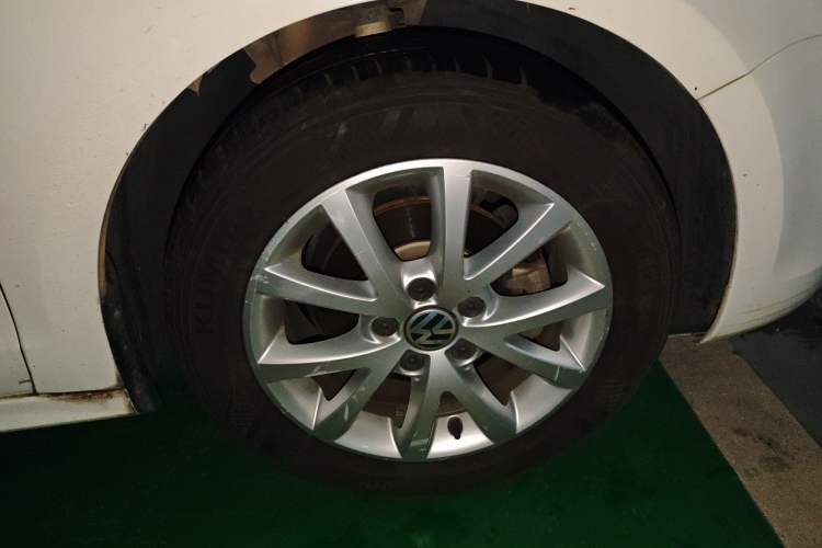 Used Volkswagen Sagitar 2012 1.6L Automatic Comfort Edition Right Front Wheel Hub