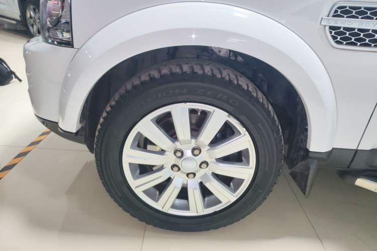 Used Land Rover Discovery 2015 3.0 SDV6 HSE Diesel Version Left Front Wheel Hub