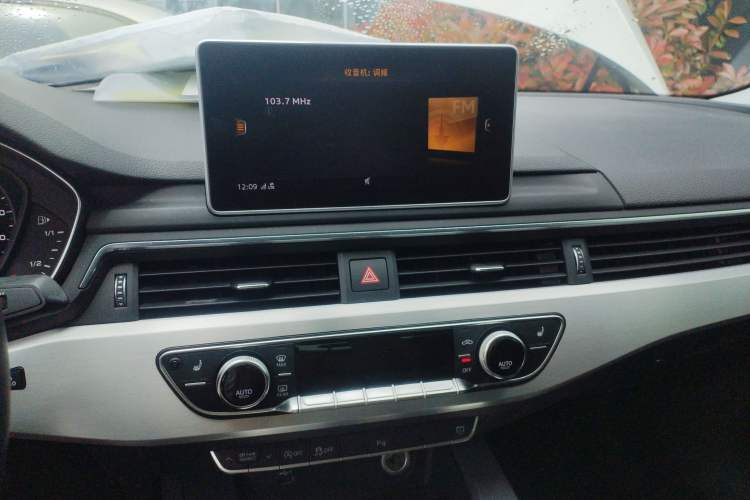 Used Audi A4L 2018 30th Anniversary Edition 40 TFSI Fashion Model Audio And AC Panel