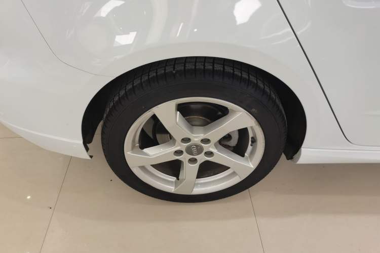 Used Audi A3 2019 Sportback 35 TFSI Fashion Edition China VI Emission Standard Right Rear Wheel Hub