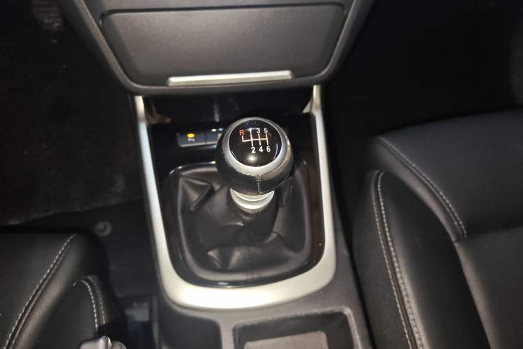 Used BYD Song MAX 2017 1.5T Manual Smart Connect Luxury 7-Seater Gear Lever