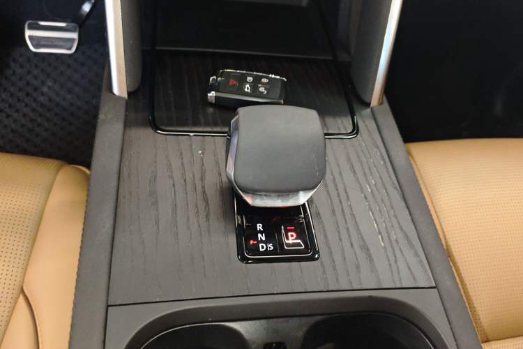 Used Land Rover Discovery Sport 2024 Luxury Custom Edition Gear Lever