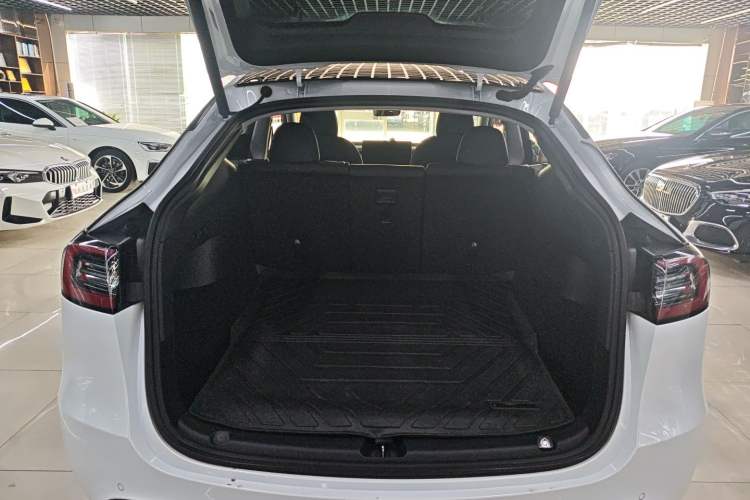Used Tesla Model Y 2021 Standard Range Rear-Wheel Drive Version Trunk