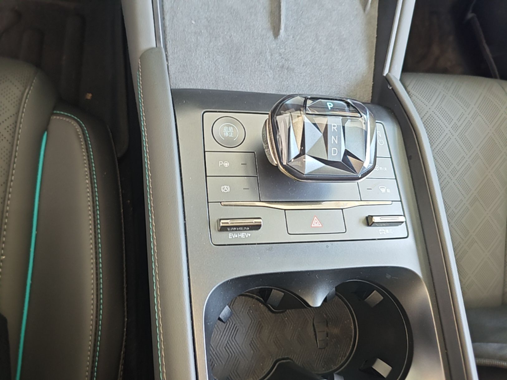BYD Qin L 2025 DM-i Smart Drive 120KM Excellence Model — снимка 18