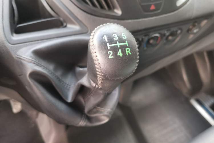 Used Ford Transit 2019 2.0T Diesel Multi-Purpose Commercial Vehicle Short Wheelbase Mid-Roof Design 6-Seater China VI Standard Gear Lever