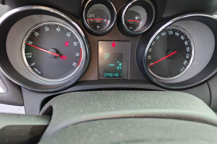 Used Buick Encore 2015 1.4T Automatic Two-Wheel Drive Urban Leading Model Odometer Close Up