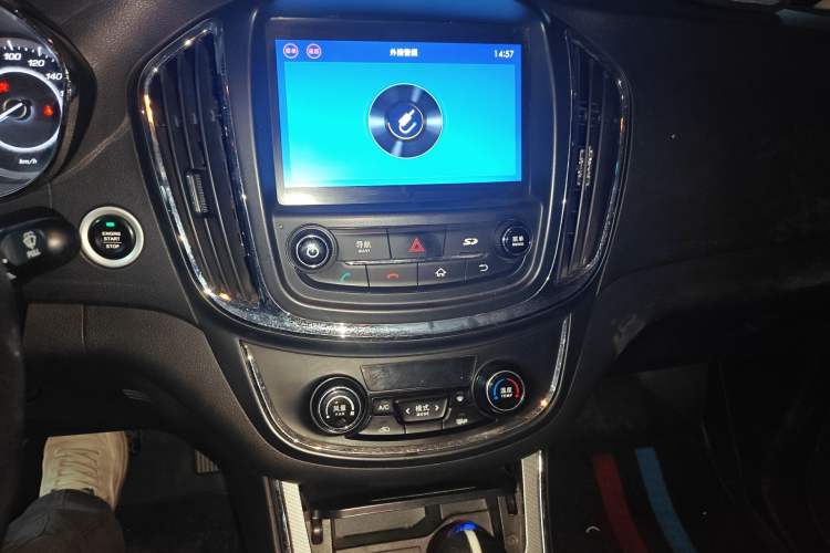 Used Baojun 560 2016 1.8L iAMT Luxury Model Audio And AC Panel