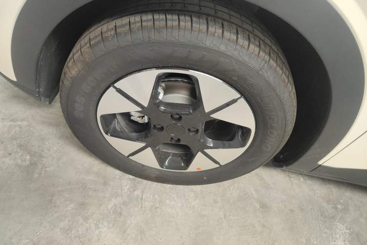 Used Geely Galaxy Geome 2026 Model 410km Freedom Edition Left Front Wheel Hub