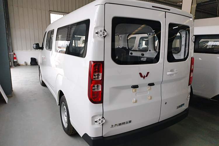Used Wuling Yangguang 2024 300KM Comfort Version Passenger Van 75kW
