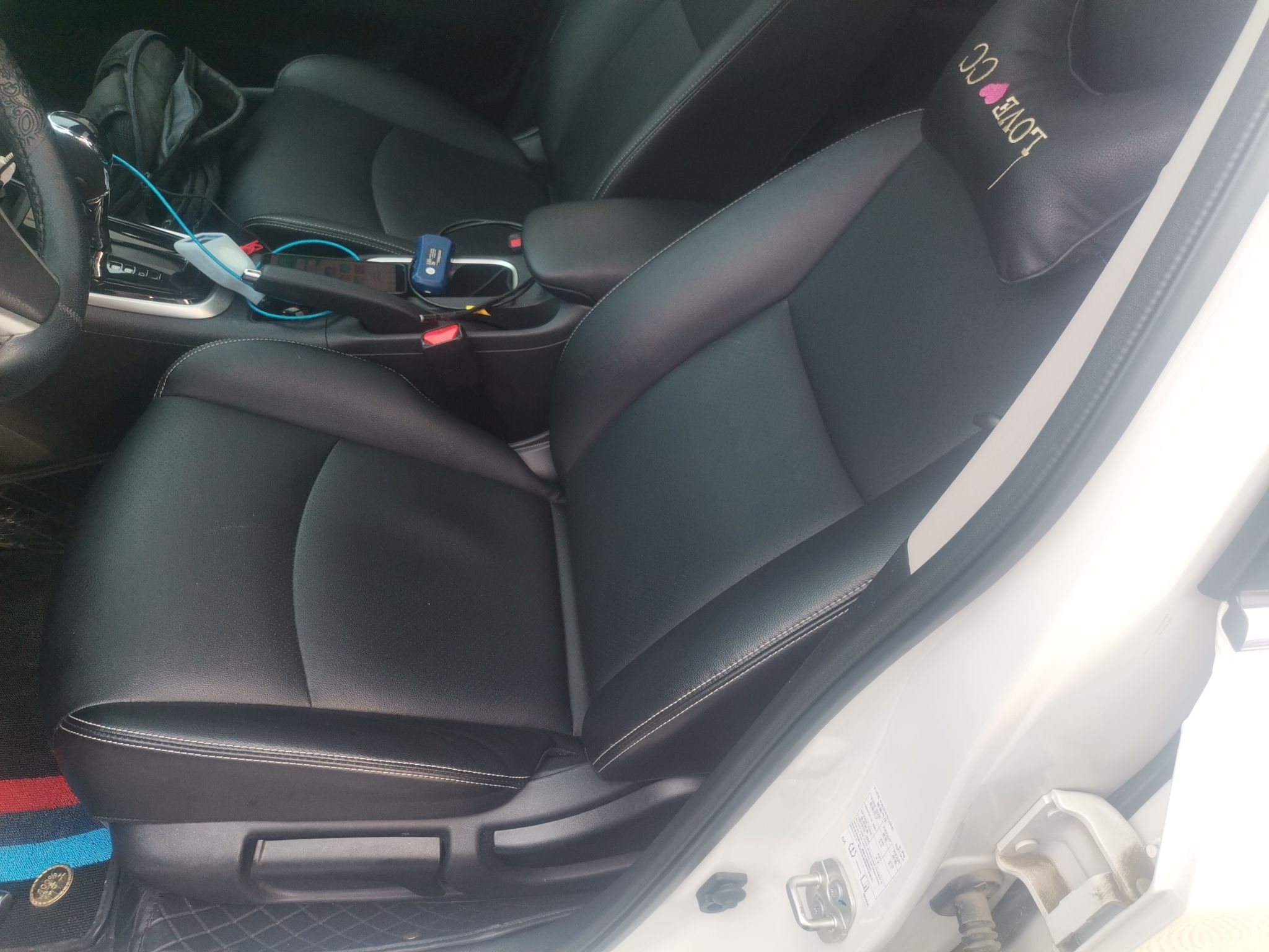 Переднее сиденье в автомобиле