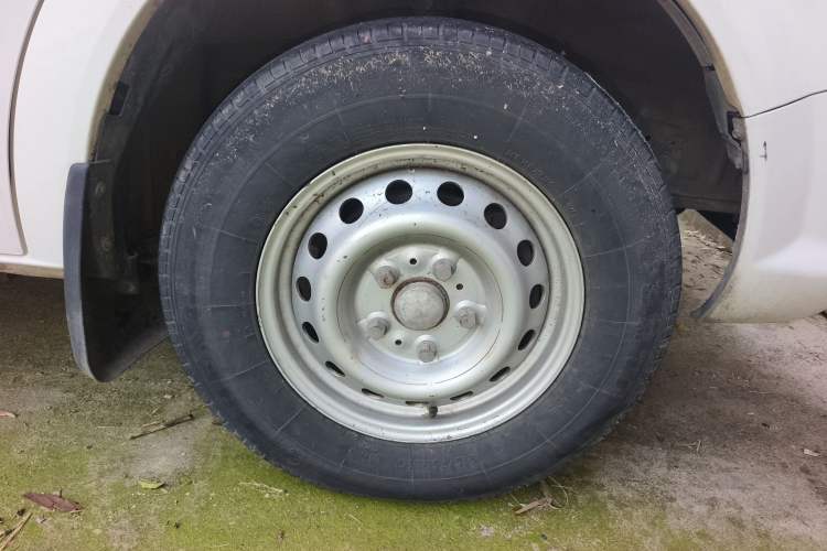 Used Dongfeng Yufeng 2016 2.5T Lingyun Van Short Wheelbase Mid-Roof China V Standard ZD25 Right Front Wheel Hub