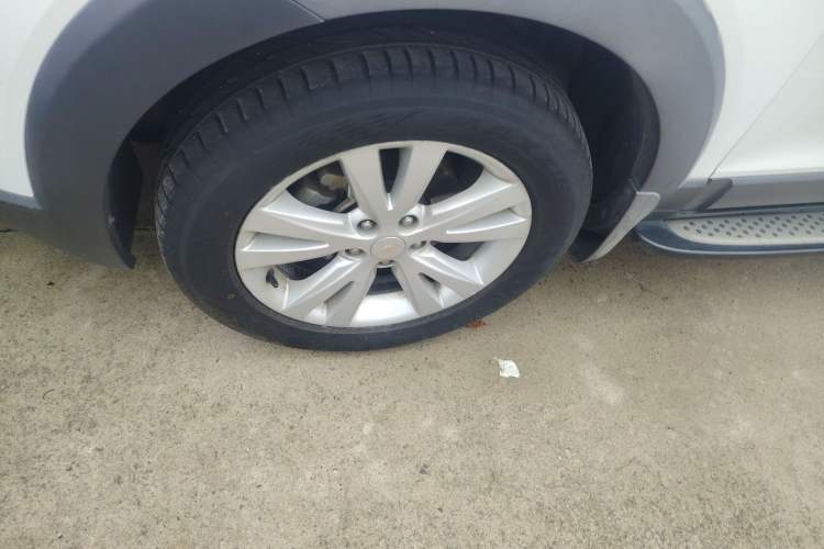 Used Chevrolet Captiva 2014 2.4L 4x4 Flagship Edition 7 Seats Left Front Wheel Hub