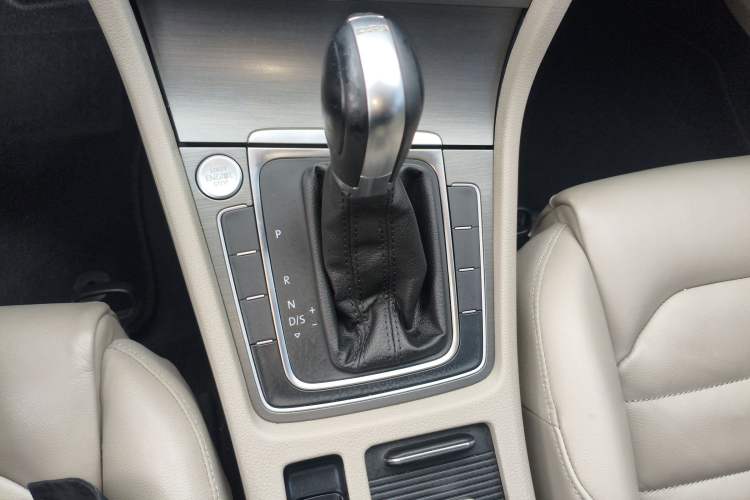 Used Volkswagen Golf 2016 230TSI Automatic Luxury Version Gear Lever