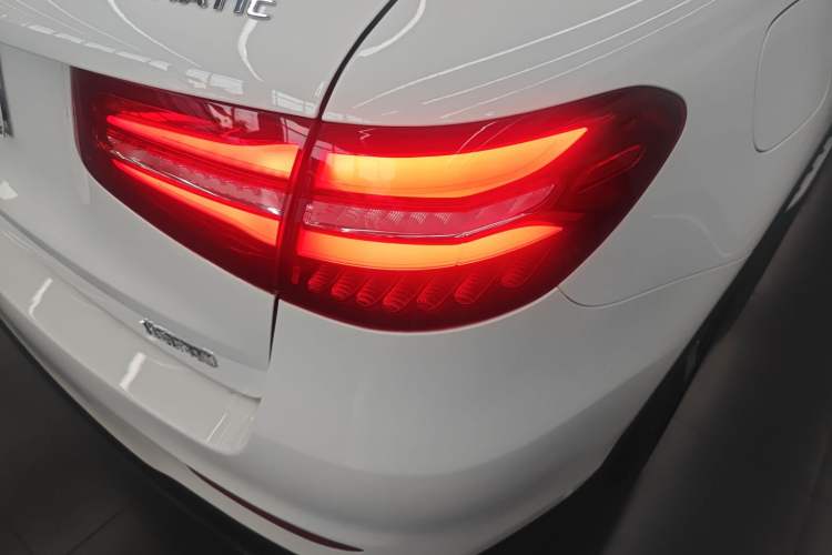 Used Mercedes-Benz GLC 2018 Facelift GLC 260 4MATIC Luxury Edition
