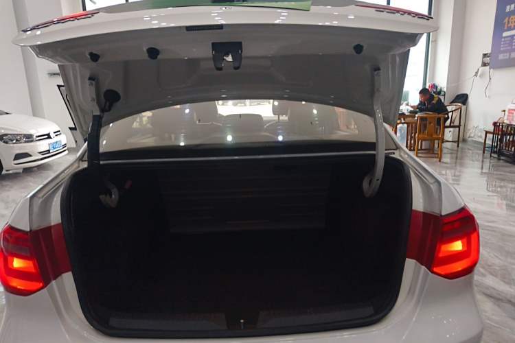 Used Volkswagen Jetta 2013 1.6L Automatic Fashion Model Trunk