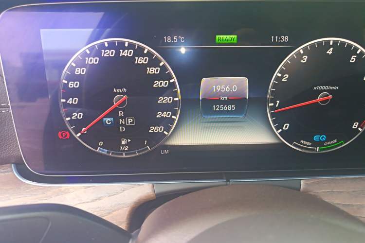 Used Mercedes-Benz E-Class 2020 E 260 L Odometer Close Up