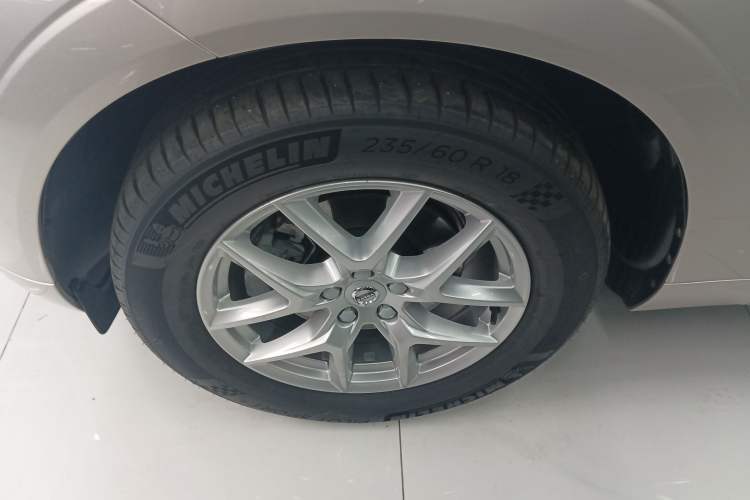 Used Volvo XC60 2021 T5 4x4 Smart Luxury Edition Left Front Wheel Hub