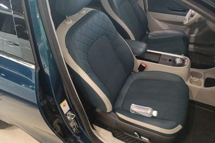 Used ORA Good Cat 2022 400km Standard Range Premium Version Lithium-Ion Battery Right Front Seat