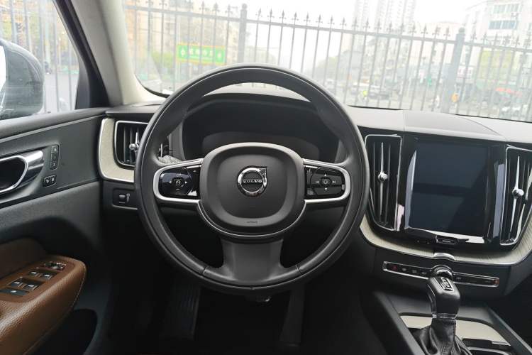 Used Volvo XC60 2020 T5 4x4 Smart Luxury Edition Steering Wheel