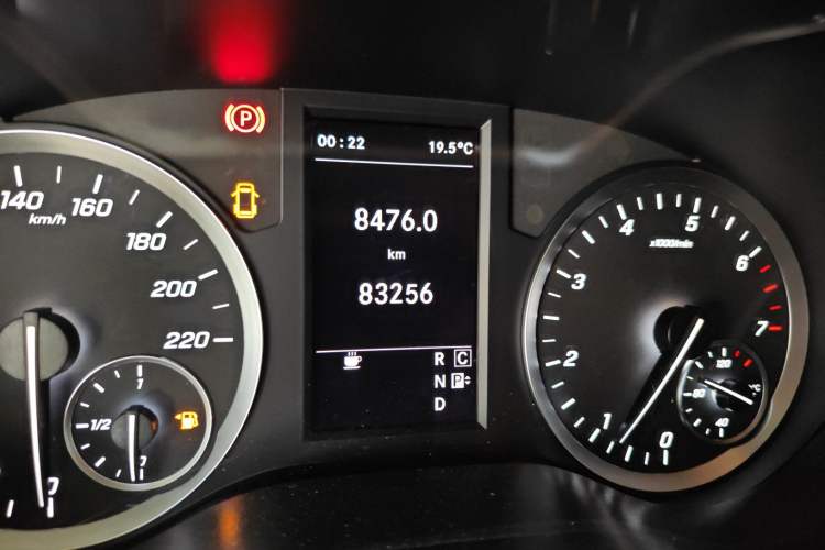 Used Mercedes-Benz Vito 2018 2.0T Business Version China VI Emission Standard Odometer Close Up