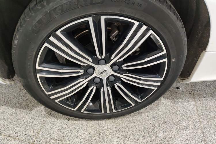 Used Volvo S60 2022 B4 Zhiyuan Luxury Edition Right Rear Wheel Hub