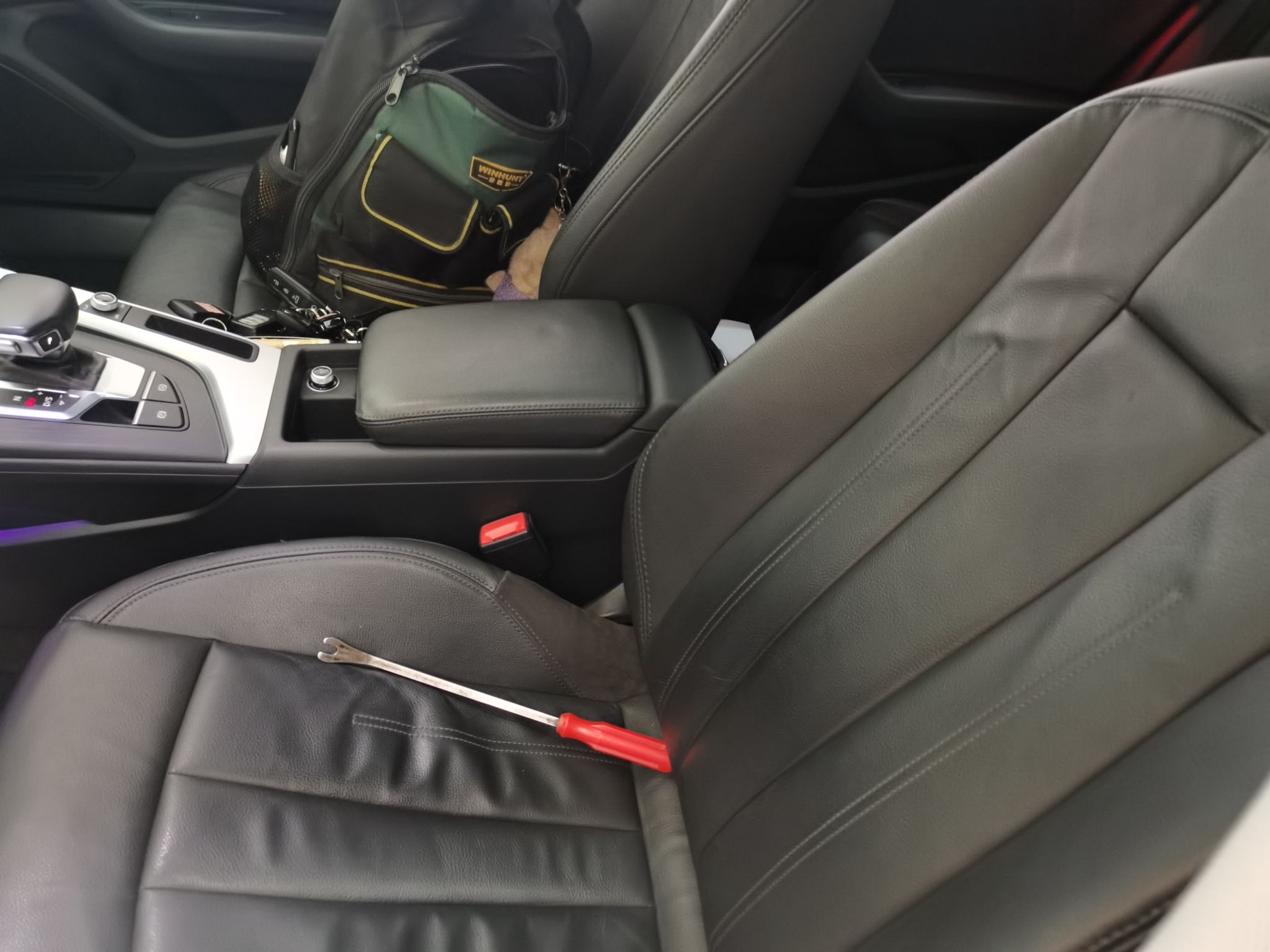 المقاعد الأمامية داخل السيارة