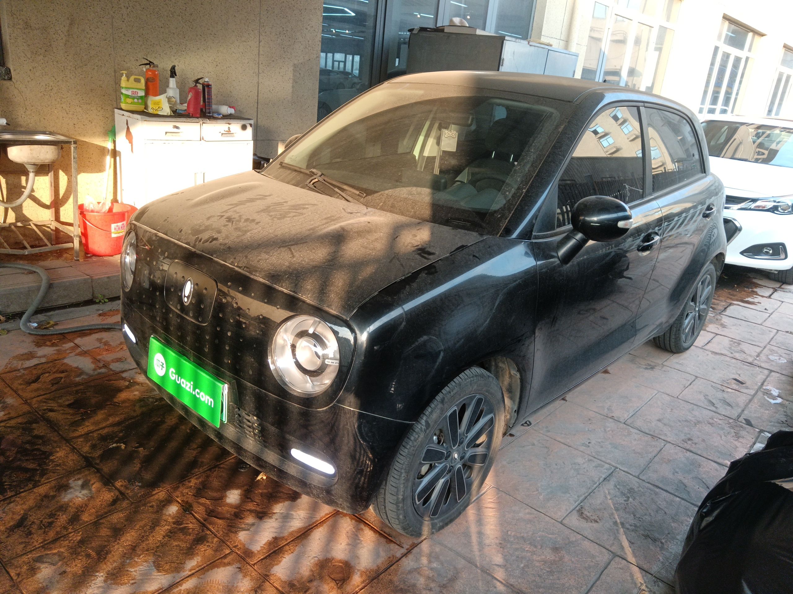 Под передней частью автомобиля