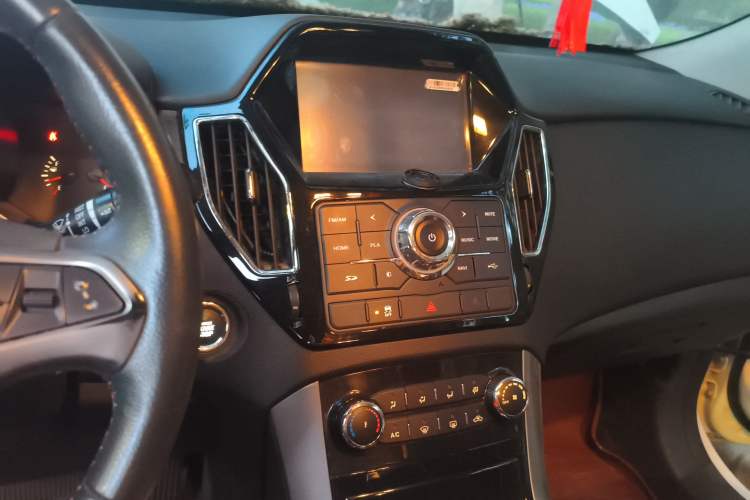 Used Huatai Santa Fe 2017 1.5T Gasoline Automatic Two-Wheel Drive Smart Enjoyment i3 Model
