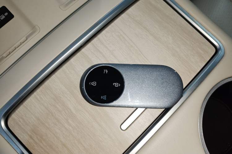 Used Hima Luxeed R7 2025 Range-Extended Version 251 km Max Vehicle Key