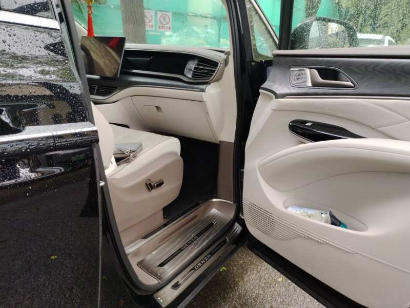 Used Denza D9 2022 DM-i 1040 Prestige Model — 26