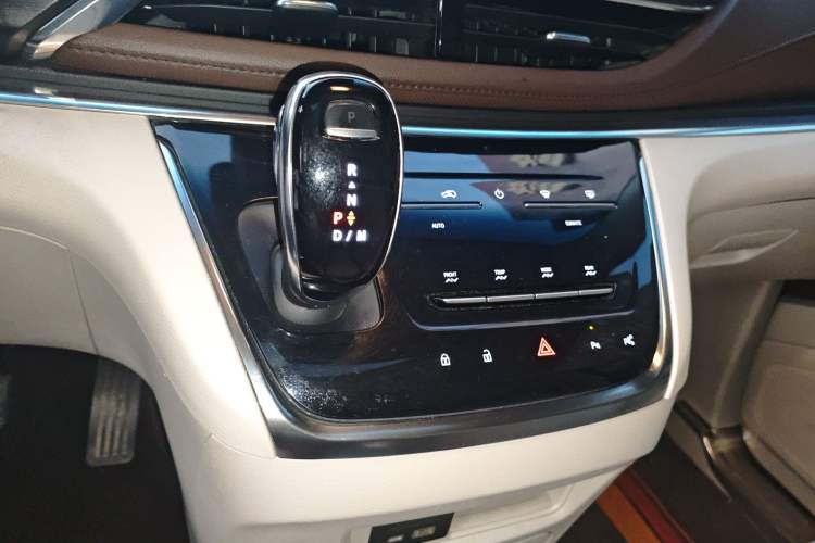 Used Buick GL8 2021 Land Cruiser Executive Class 652T Smart Luxury Model Gear Lever