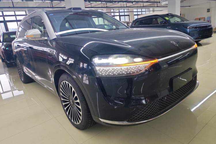 Used Hima AITO M9 2024 All-Electric Ultra Version 100 kWh 5-Seater Model Front Right 45 Deg