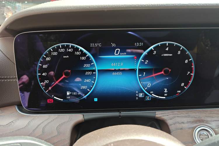 Used Mercedes-Benz E-Class 2022 Revised Version E 300 L Fashion Edition Odometer Close Up