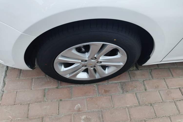 Used Chevrolet Cruze 2016 1.5L Automatic Luxury Edition Left Front Wheel Hub