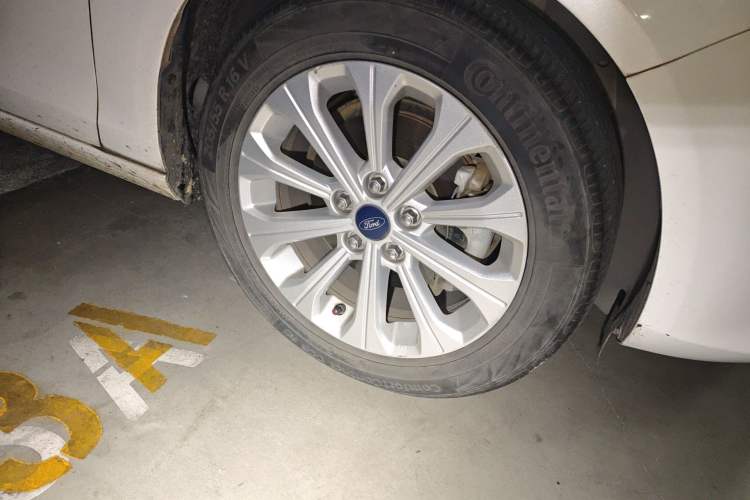 Used Ford Escort 2015 1.5L Automatic Fashion Model Right Front Wheel Hub