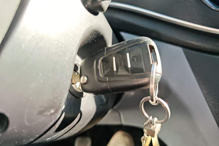 Used SAIC MAXUS Xintu V80 2023 2.0T Manual Classic Aoyuntong Short Wheelbase Ultra-Low Roof 5/6-Seater Vehicle Key