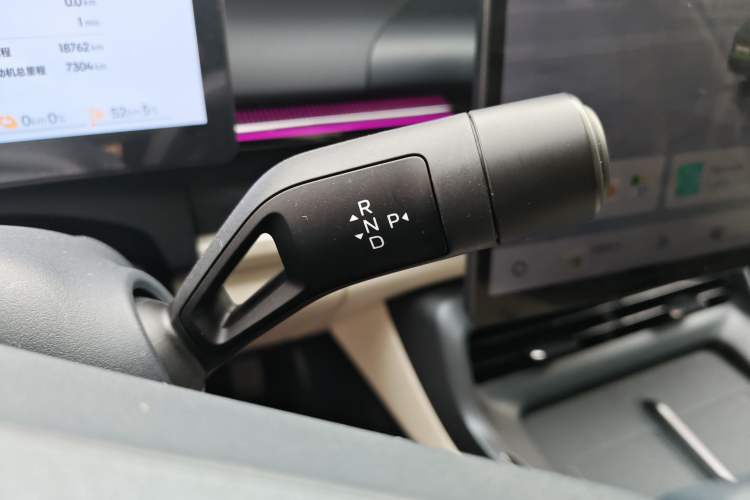 Used Lynk & Co 07 2024 EM-P 126 Long-Range Halo Gear Lever