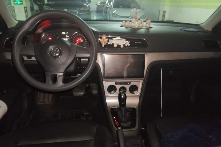 Used Volkswagen Lavida 2013 Restyled Classic 1.6L Automatic Comfort Edition Center Console