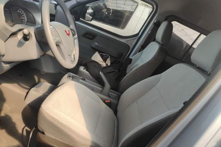 Used Wuling Yangguang 2024 300km Comfort-Grade Passenger Van 60kW
