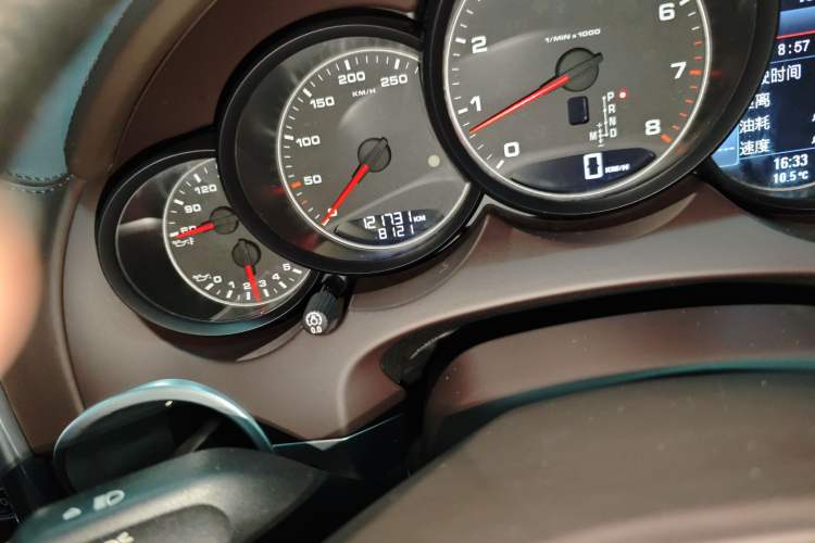 Used Porsche Cayenne 2014 Cayenne Platinum Edition 3.0T Odometer Close Up