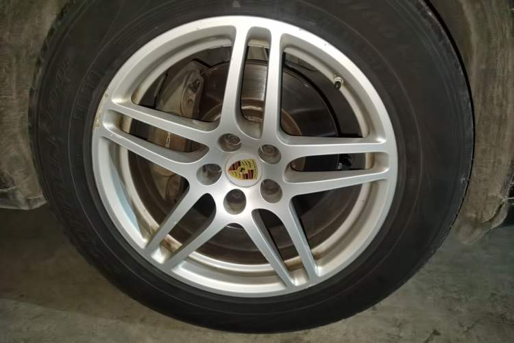 Used Porsche Macan 2017 Macan 2.0T Right Front Wheel Hub