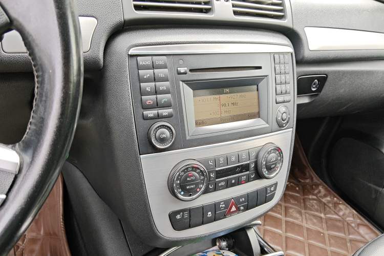 Used Mercedes-Benz R-Class 2011 R 300 L Business Model Audio And AC Panel
