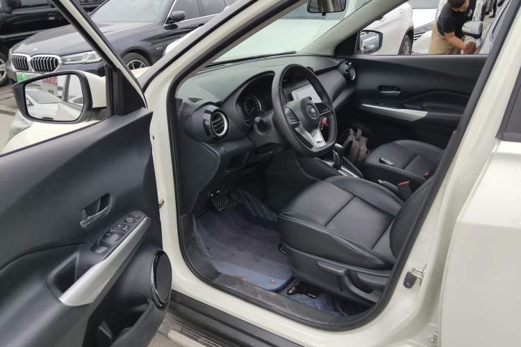 Used Nissan Kicks 2021 1.5L XV CVT Smart Connect Luxury Edition Driver Seat