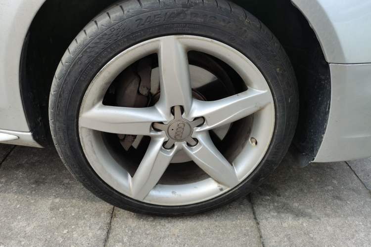 Used Audi A4L 2013 40 TFSI quattro Sport version Right Front Wheel Hub